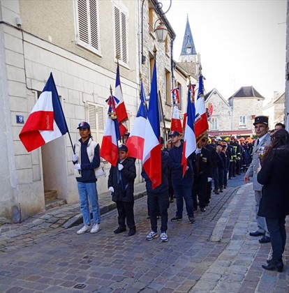 cortège jusqu'au monument aux morts